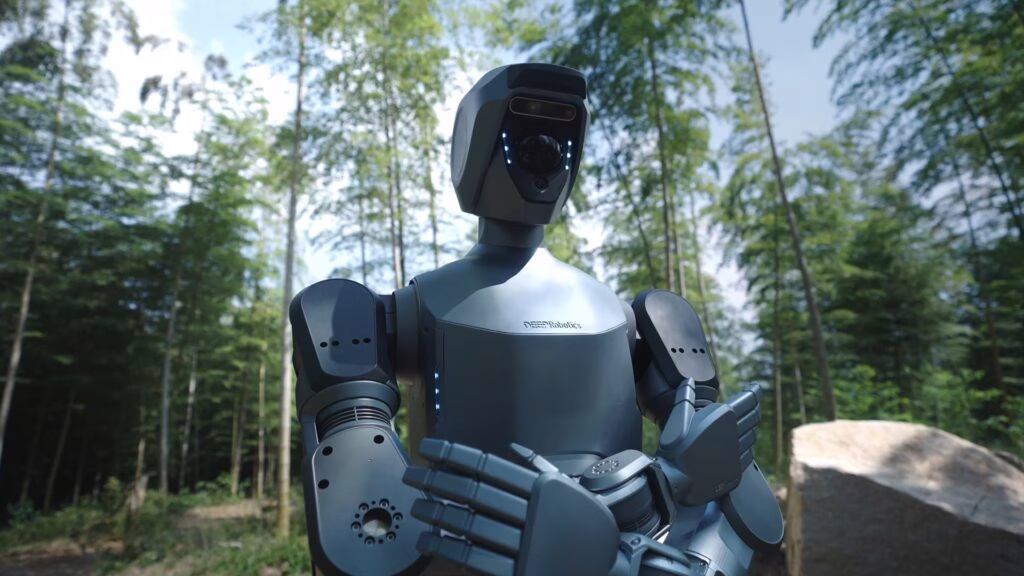 DEEP Robotics представила первого в мире всепогодного гуманоидного робота DR02