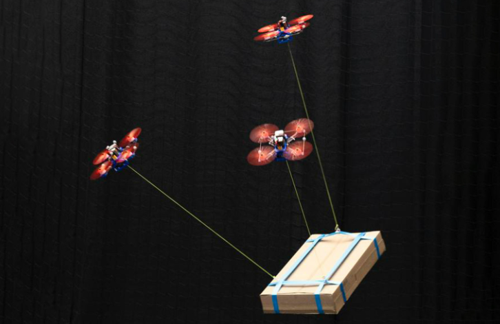 Три летающих дрона совместно переносят груз в воздухе с помощью нового алгоритма управления