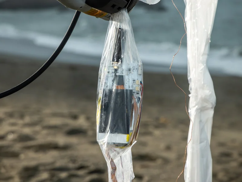 Датчики для сбора метеорологических данных в пластиковом корпусе глобального зондирующего аэростата