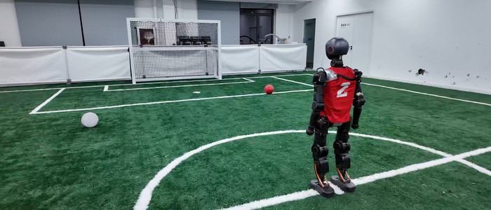 Роботы-гуманоиды научились играть в футбол с помощью обучения с подкреплением и человеческих демонстраций